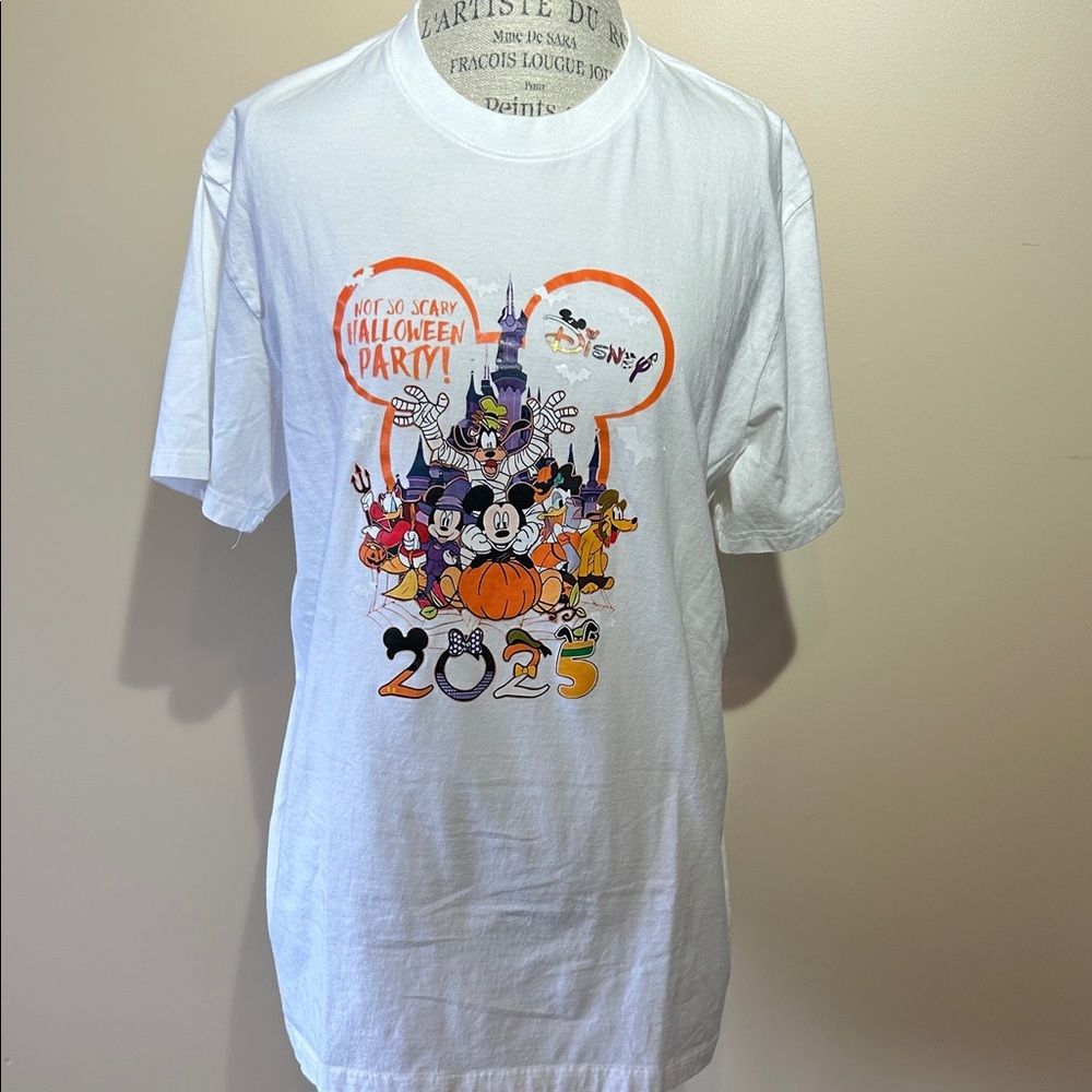 Disney Halloween T-Shirt, White (size large)